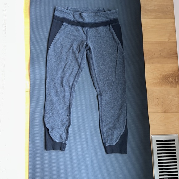 Black and grey lululemon leggings size 6 - Picture 4 of 6
